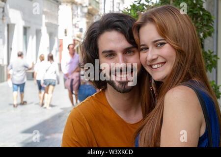 Portraits d'un couple de jeunes, complices et souriant autour de la ville Banque D'Images