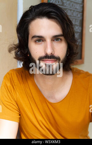 Portraits d'un jeune homme sur une terrasse, looking at camera en couleur comme les acteurs 80s Banque D'Images