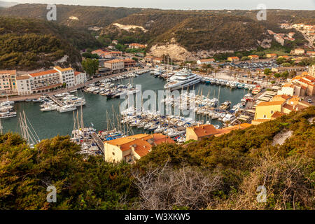 Vue sur la ville historique de Bonifacio en Corse, port avec des bateaux. La France méditerranéenne. Banque D'Images