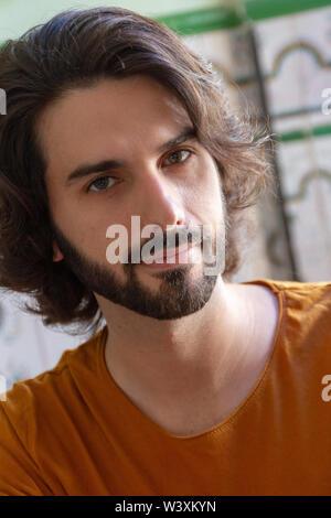 Portraits d'un jeune homme sur une terrasse, looking at camera en couleur comme les acteurs 80s Banque D'Images