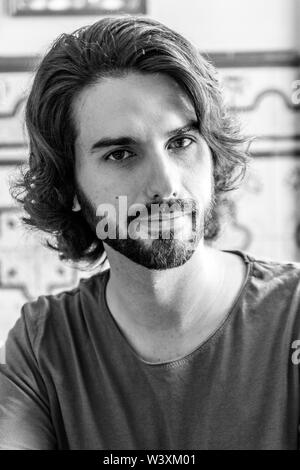 Portraits d'un jeune homme sur une terrasse, en noir et blanc comme les acteurs 40s 50s Banque D'Images