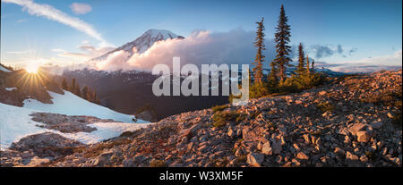 Le mont Rainier surplombe les montagnes environnantes, à une altitude de 14,411 pieds. Il est considéré comme l'un des plus dangereux au monde Banque D'Images