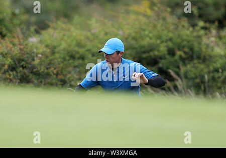 L'Irlande du Nord, Rory McIlroy cherche sa balle sur le vert 5e au cours de la première journée du championnat ouvert en 2019 au Club de golf Royal Portrush. Banque D'Images