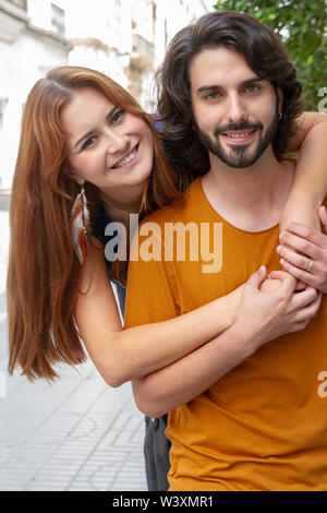 Portraits d'un couple de jeunes, complices et souriant autour de la ville Banque D'Images