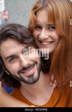 Portraits d'un couple de jeunes, complices et souriant autour de la ville Banque D'Images