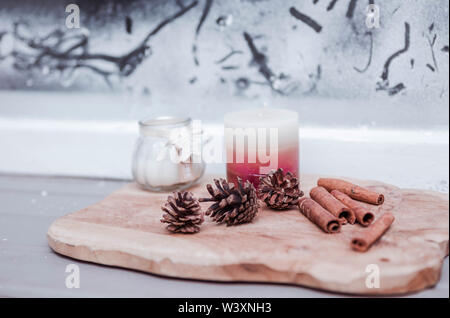 Décor du Nouvel An de pommes de pins, des bâtons de cannelle et des bougies sur le rebord de Banque D'Images