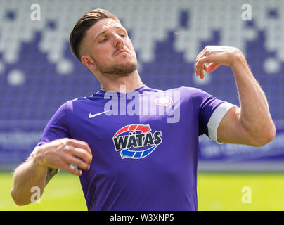 Aue, l'Allemagne. 18 juillet, 2019. 2e Football Bundesliga : Fototermin FC Erzgebirge Aue pour la saison 2019-2020 dans le Sparkassen-Erzgebirsgstadion. Dvd Dennis Kempe tente d'effrayer une guêpe au portrait séance photo. Crédit : Robert Michael/dpa-Zentralbild/dpa/Alamy Live News Banque D'Images