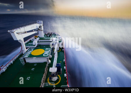 Un navire de recherche effectue une croisière océanographique scientifique dans l'océan Atlantique Sud. Banque D'Images