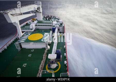 Un navire de recherche effectue une croisière océanographique scientifique dans l'océan Atlantique Sud. Banque D'Images