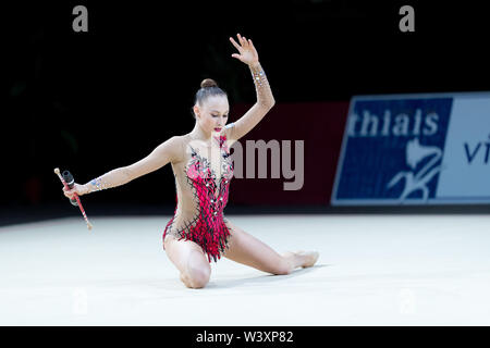 Nicol Voronkov d'Israël performe sa routine clubs au cours de 2019 Grand Prix de Thiais Banque D'Images