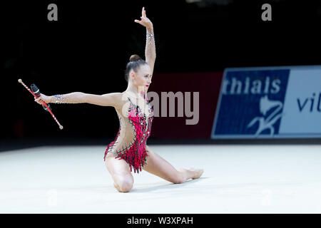 Nicol Voronkov d'Israël performe sa routine clubs au cours de 2019 Grand Prix de Thiais Banque D'Images