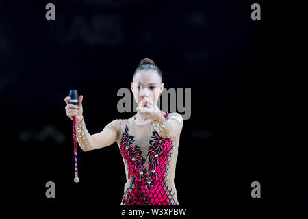 Nicol Voronkov d'Israël performe sa routine clubs au cours de 2019 Grand Prix de Thiais Banque D'Images