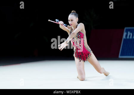 Nicol Voronkov d'Israël performe sa routine clubs au cours de 2019 Grand Prix de Thiais Banque D'Images