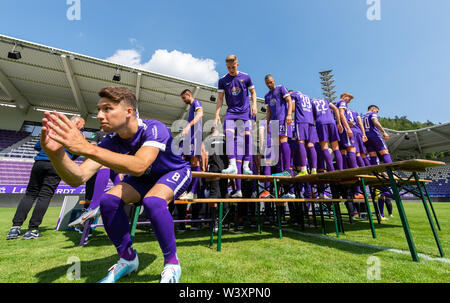 Aue, l'Allemagne. 18 juillet, 2019. 2e Football Bundesliga : Fototermin FC Erzgebirge Aue pour la saison 2019-2020 dans le Sparkassen-Erzgebirsgstadion. Dvd Tom Baumgart saute de la table de la bière après la session de photo, tandis que ses adversaires sont encore debout en haut. Crédit : Robert Michael/dpa-Zentralbild/dpa/Alamy Live News Banque D'Images