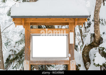 Panneau en bois, couverts de neige en hiver. Banque D'Images