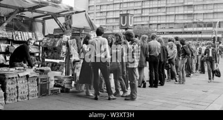 Déposée - 01 janvier 1980, Berlin : Berlin Charlottenburg/districts/1980 personnes sans abri à l'Gedaechtniskirche. Derrière elle une affiche publicitaire de Berlin // la pauvreté/social/Publicité/Boîtier Photo : Paul Glaser/dpa-Zentralbild/ZB Banque D'Images