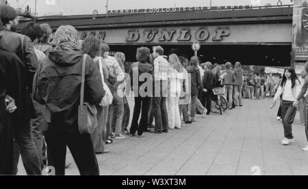 Déposée - 01 janvier 1980, Berlin : Berlin Charlottenburg/districts/1980 personnes sans abri à l'Gedaechtniskirche. Derrière elle une affiche publicitaire de Berlin // la pauvreté/social/Publicité/Boîtier Photo : Paul Glaser/dpa-Zentralbild/ZB Banque D'Images