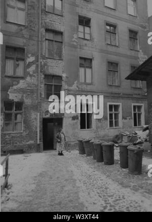 Déposée - 01 janvier 1983, Berlin : districts de Berlin / RDA / mur / 1983 Kreuzberg, Adalbertstrasse, arrière-cour et le locataire // Construction / Logement / Photo : Paul Glaser/dpa-Zentralbild/ZB Banque D'Images