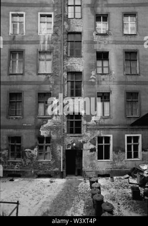 Déposée - 01 janvier 1983, Berlin : districts de Berlin / RDA / mur / 1983 Kreuzberg, Adalbertstrasse, arrière-cour // Construction / Salon / Photo : Paul Glaser/dpa-Zentralbild/ZB Banque D'Images