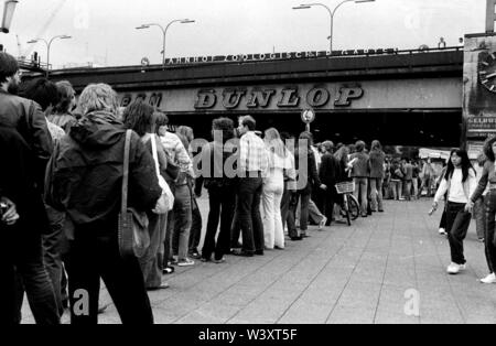 Déposée - 01 janvier 1980, Berlin : Berlin Charlottenburg/districts/1980 personnes sans abri à l'Gedaechtniskirche. Derrière elle une affiche publicitaire de Berlin // la pauvreté/social/Publicité/Boîtier Photo : Paul Glaser/dpa-Zentralbild/ZB Banque D'Images