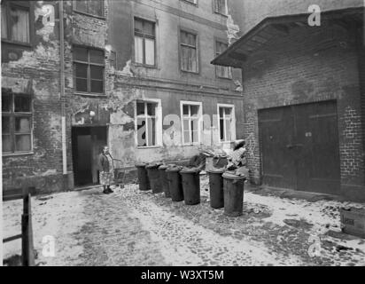 Déposée - 01 janvier 1983, Berlin : districts de Berlin / RDA / mur / 1983 Kreuzberg, Adalbertstrasse, arrière-cour et le locataire // Construction / Logement / Photo : Paul Glaser/dpa-Zentralbild/ZB Banque D'Images