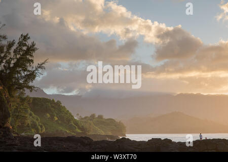 Les plages de rochers volcaniques à Princeville, Kauai, Hawaii, USA, sont belles au coucher du soleil. Banque D'Images