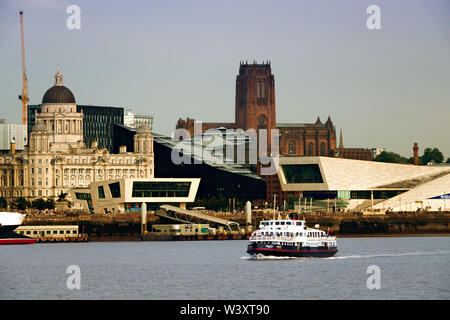 Ferry Mersey sails passé le musée de Liverpool sur le front avec la Cathédrale de Liverpool dans la distance. Banque D'Images