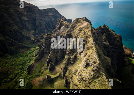Un tour en hélicoptère est une superbe façon de voir l'étonnant paysage aérien de Kauai, Hawaii, USA y compris la célèbre Côte de Na Pali et Waimea Canyon Banque D'Images