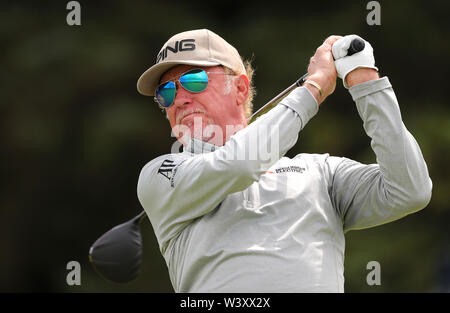 L'Espagne, Miguel Angel Jimenez tees au large de la 5e au cours de la première journée du championnat ouvert en 2019 au Club de golf Royal Portrush. Banque D'Images