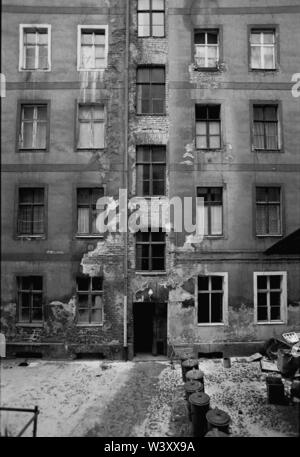 Déposée - 01 janvier 1983, Berlin : districts de Berlin/RDA/mur/1983 Kreuzberg, Adalbertstrasse, arrière-cour // Construction/séjour/Photo : Paul Glaser/dpa-Zentralbild/ZB Banque D'Images