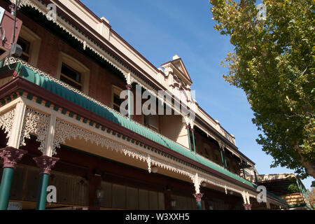 Narrandera Australie, bâtiment historique avec la dentelle traditionnelle décoration ferronnerie sur la véranda Banque D'Images