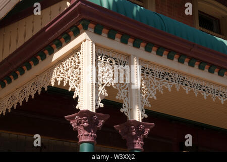 Narrandera Australie, close-up de la dentelle Décoration ferronnerie sur véranda Banque D'Images