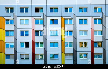 Color Design Perspective, façade, de montage des années 1970, Dessau, Saxe-Anhalt, Allemagne Banque D'Images