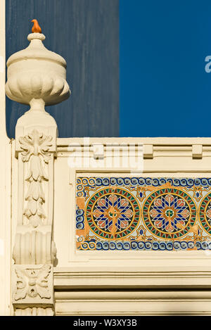 Close up carreaux de céramique traditionnels portugais () azulejos sur la façade d'une maison à Olhao Portugal Banque D'Images