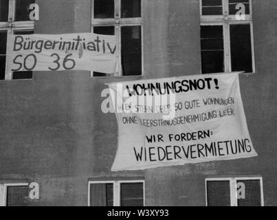 Déposée - 01 janvier 1979, Berlin : Berlin Kreuzberg/districts/1979 Cuvrystrasse : immeuble occupé. pénurie de logements-nous re-demande location- // Les squatteurs/squat/politique-sujets Photo : Paul Glaser/dpa-Zentralbild/ZB Banque D'Images