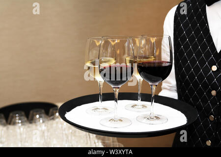 Cocktail. Waiter holding wineglasses avec plateau Banque D'Images