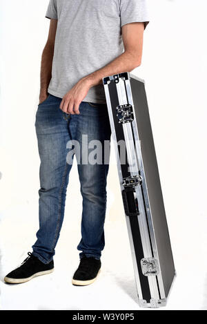 Homme portant une valise noire sur fond blanc. Banque D'Images