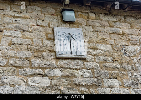 Vues d'un cadran solaire dans le village de Cobham, Kent, Royaume-Uni Banque D'Images