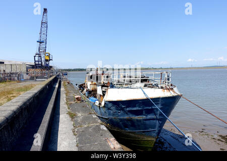 Vieux chalutier déclassé attend les démolisseurs de navires le long du quai à Glasson Dock sur l'estuaire de la rivière Lune, Lancashire Banque D'Images