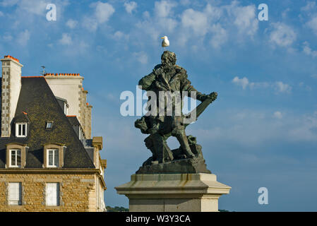 Statue de l'explorateur Jacques Cartier sur le bastion de la Hollande à Saint Malo, Bretagne, France Banque D'Images