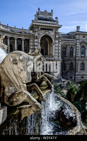 Marseille, France, mars 2019, gros plan de la fontaine connue sous le nom de « château d'eau » et de ses sculptures de taureaux au Palais Longchamp. Banque D'Images