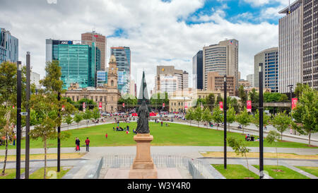 Adelaide CBD, Australie - Novembre 18, 2017 : Square Victoria avec les gens après la célébration, le spectacle de Noël par jour vue vers le nord Banque D'Images