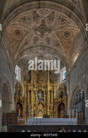 Ex-église néoclassique collégiale de Santa Maria avec plan d'étage et son retable baroque à Briviesca, province de Burgos, Castille et Leon, Espagne Banque D'Images