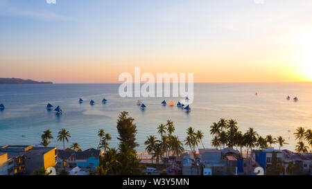 Bateaux à voile au large de l'île de Boracay au coucher du soleil. Seascape en soirée, vue d'en haut. Banque D'Images