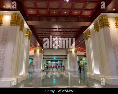 (190718) -- BANGKOK, le 18 juillet 2019 (Xinhua) -- Photo prise le 18 juillet 2019 présente le design intérieur de Sanam Chai station sur la ligne bleue du métro de Bangkok à Bangkok, Thaïlande. Le Mass Rapid Transit Authority of Thailand (MRTA) a annoncé à Bangkok le jeudi qui fait partie de la ligne de métro bleue en extension, y compris Sanam Chai, est ouvert pour une durée de deux mois à partir de la course libre 29 Juillet. Sanam Chai, situé à l'intérieur de la vieille ville de Bangkok, est appelé par le MRTA et médias thaïlandais la plus belle station de métro en Thaïlande. (Xinhua/Yang Zhou) Banque D'Images