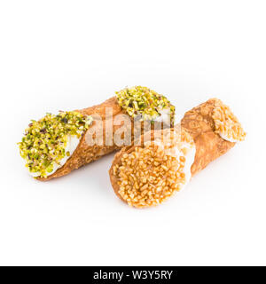 Deux pâtisseries cannoli. Dessert traditionnel sicilien, rempli d'une crème ricotta riche enrichi avec du grain de la pistache et noisettes. Banque D'Images