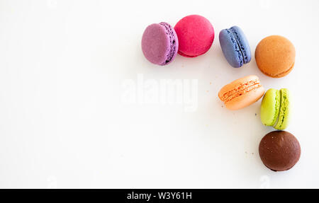 Macarons à la crème au chocolat sur fond blanc, vue du dessus, copy space Banque D'Images