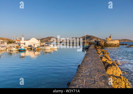 Port de Naoussa, Paros, Cyclades, Grèce Banque D'Images