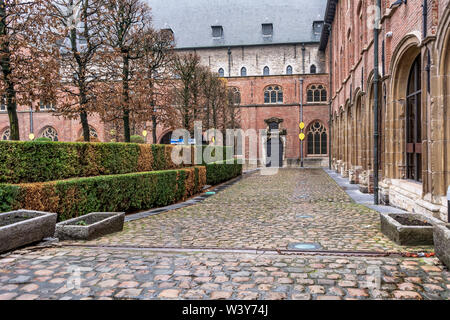 Cour intérieure de l'ancien monastère dominicain qui a été magnifiquement restauré et appartient aujourd'hui à l'Université de Gand. Banque D'Images