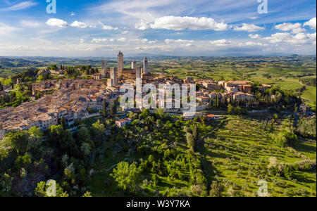 Italie, Toscane, Val d'Elsa. Vue aérienne du village médiéval de San Gimignano, Site du patrimoine mondial de l'Unesco Banque D'Images